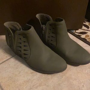 Soda 8.5 olive green booties